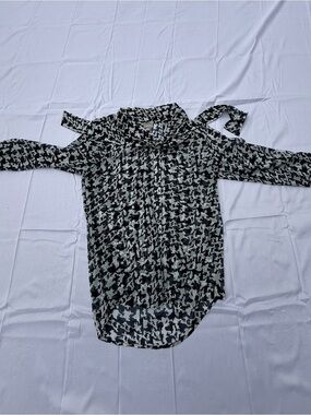 #62 size(M) J. Jill Black and White Houndstooth Cold-Shoulder Blouse